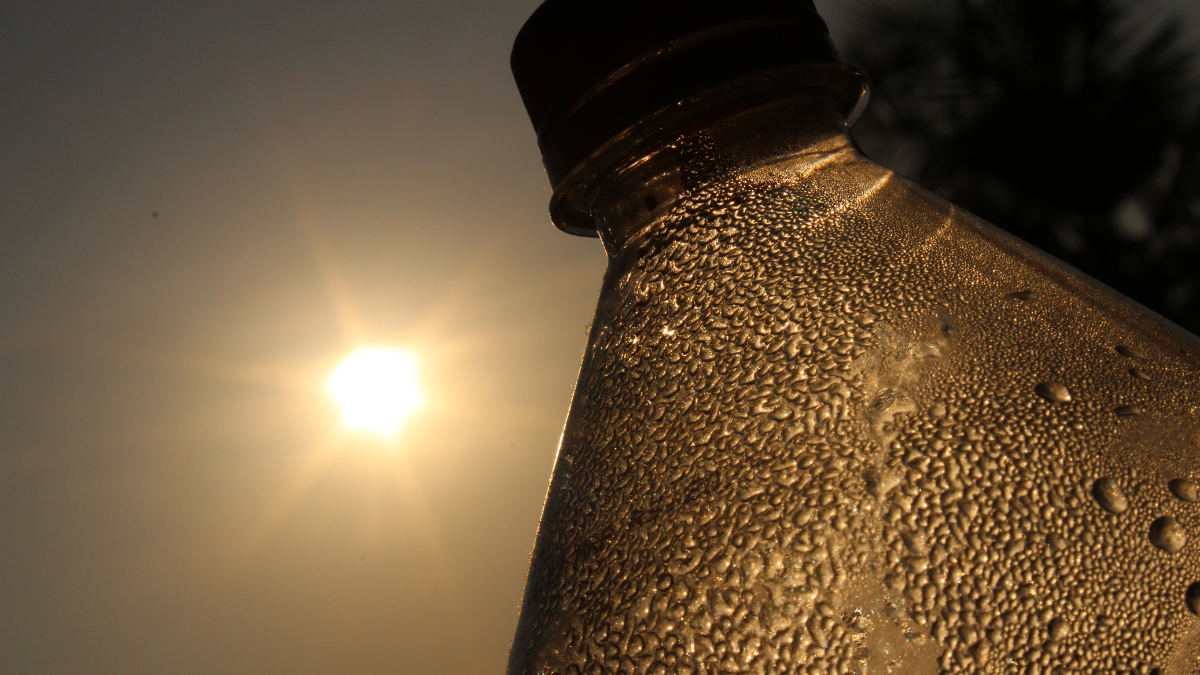 Esporre al sole l’acqua in bottiglia di plastica: alto rischio per la salute.